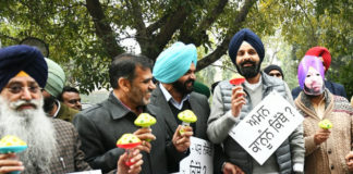 ਅਕਾਲੀ ਦਲ ਅਤੇ ਆਪ ਨੇ ਕੀਤਾ ਵਿਧਾਨ ਸਭਾ ‘ਚੋਂ ਵਾਕਆਉਟ, ਕਿਹਾ ਸਾਨੂੰ ਸਾਡਾ ਪੱਖ ਚੰਗੀ ਤਰਾਂ ਰਖਣ ਨਹੀਂ ਦਿੱਤਾ ਗਿਆ