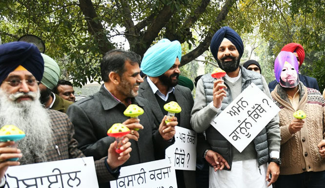 ਅਕਾਲੀ ਦਲ ਅਤੇ ਆਪ ਨੇ ਕੀਤਾ ਵਿਧਾਨ ਸਭਾ ‘ਚੋਂ ਵਾਕਆਉਟ, ਕਿਹਾ ਸਾਨੂੰ ਸਾਡਾ ਪੱਖ ਚੰਗੀ ਤਰਾਂ ਰਖਣ ਨਹੀਂ ਦਿੱਤਾ ਗਿਆ