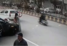 ਸੈਲਫੀ ਲਈ ਪੋਜ਼ ਬਣਾ ਰਹੀਆਂ ਸੀ ਕੁੜੀਆਂ, ਮੋਬਾਇਲ ਖੋਹ ਭੱਜਿਆ ਬਾਇਕ ਸਵਾਰ; ਵੇਖੋ ਵੀਡਿਓ