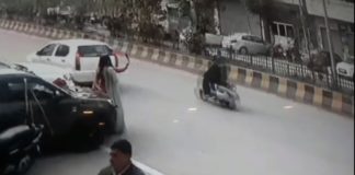ਸੈਲਫੀ ਲਈ ਪੋਜ਼ ਬਣਾ ਰਹੀਆਂ ਸੀ ਕੁੜੀਆਂ, ਮੋਬਾਇਲ ਖੋਹ ਭੱਜਿਆ ਬਾਇਕ ਸਵਾਰ; ਵੇਖੋ ਵੀਡਿਓ
