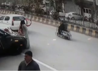 ਸੈਲਫੀ ਲਈ ਪੋਜ਼ ਬਣਾ ਰਹੀਆਂ ਸੀ ਕੁੜੀਆਂ, ਮੋਬਾਇਲ ਖੋਹ ਭੱਜਿਆ ਬਾਇਕ ਸਵਾਰ; ਵੇਖੋ ਵੀਡਿਓ