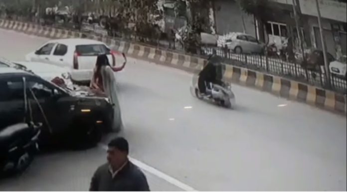 ਸੈਲਫੀ ਲਈ ਪੋਜ਼ ਬਣਾ ਰਹੀਆਂ ਸੀ ਕੁੜੀਆਂ, ਮੋਬਾਇਲ ਖੋਹ ਭੱਜਿਆ ਬਾਇਕ ਸਵਾਰ; ਵੇਖੋ ਵੀਡਿਓ