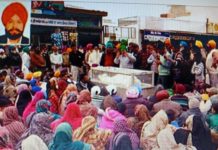 ਮੈਨੇਜਰ ਵਲੋਂ ਖੁਦਕੁਸ਼ੀ ਦੇ ਮਾਮਲੇ ‘ਚ ਦੋਸ਼ੀਆਂ ‘ਤੇ ਕਾਰਵਾਈ ਨਾ ਕਰਨ ਤੇ ਪਰਿਵਾਰਕ ਮੈਂਬਰ ਸਮਾਜਕ ਜਥੇਬੰਦਿਆਂ ਸਮੇਤ ਉਤਰੇ ਸੜਕ ‘ਤੇ