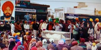 ਮੈਨੇਜਰ ਵਲੋਂ ਖੁਦਕੁਸ਼ੀ ਦੇ ਮਾਮਲੇ ‘ਚ ਦੋਸ਼ੀਆਂ ‘ਤੇ ਕਾਰਵਾਈ ਨਾ ਕਰਨ ਤੇ ਪਰਿਵਾਰਕ ਮੈਂਬਰ ਸਮਾਜਕ ਜਥੇਬੰਦਿਆਂ ਸਮੇਤ ਉਤਰੇ ਸੜਕ ‘ਤੇ