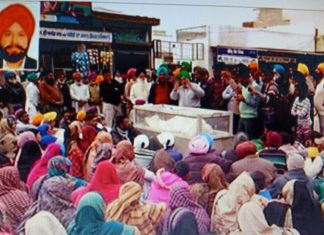 ਮੈਨੇਜਰ ਵਲੋਂ ਖੁਦਕੁਸ਼ੀ ਦੇ ਮਾਮਲੇ ‘ਚ ਦੋਸ਼ੀਆਂ ‘ਤੇ ਕਾਰਵਾਈ ਨਾ ਕਰਨ ਤੇ ਪਰਿਵਾਰਕ ਮੈਂਬਰ ਸਮਾਜਕ ਜਥੇਬੰਦਿਆਂ ਸਮੇਤ ਉਤਰੇ ਸੜਕ ‘ਤੇ