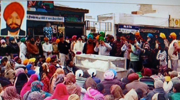 ਮੈਨੇਜਰ ਵਲੋਂ ਖੁਦਕੁਸ਼ੀ ਦੇ ਮਾਮਲੇ ‘ਚ ਦੋਸ਼ੀਆਂ ‘ਤੇ ਕਾਰਵਾਈ ਨਾ ਕਰਨ ਤੇ ਪਰਿਵਾਰਕ ਮੈਂਬਰ ਸਮਾਜਕ ਜਥੇਬੰਦਿਆਂ ਸਮੇਤ ਉਤਰੇ ਸੜਕ ‘ਤੇ