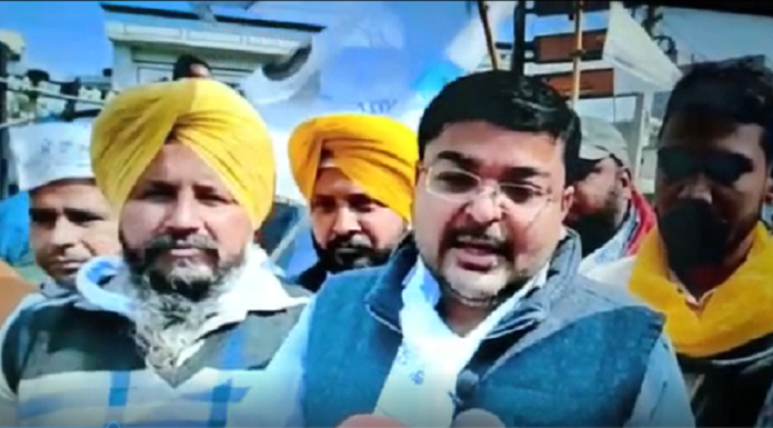 Video : ਪੰਜਾਬ ‘ਚ ਆਪ ਦੀ ਜਿੱਤ ਤੇ ਆਪ ਵਰਕਰ ਬੋਲੇ- ਦਿੱਲੀ ਹਮਾਰੀ ਹੈ, ਅੱਗੇ ਪੰਜਾਬ ਦੀ ਵਾਰੀ ਹੈ, ਵੇਖੋ ਵੀਡਿਉ