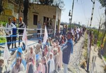 ਕਿਸਾਨਾਂ ਨੇ ਰੇਲ ਟ੍ਰੇਫਿਕ ਕੀਤਾ ਠਪ, ਰੇਲ ਦੀਆਂ ਪਟਰੀਆਂ ‘ਤੇ ਬੈਠ ਕੇ ਰੋਕੀਆਂ ਟ੍ਰੇਨਾਂ