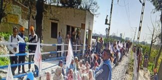 ਕਿਸਾਨਾਂ ਨੇ ਰੇਲ ਟ੍ਰੇਫਿਕ ਕੀਤਾ ਠਪ, ਰੇਲ ਦੀਆਂ ਪਟਰੀਆਂ ‘ਤੇ ਬੈਠ ਕੇ ਰੋਕੀਆਂ ਟ੍ਰੇਨਾਂ