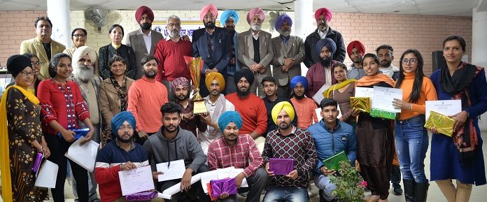 ਮਾਤ ਭਾਸ਼ਾ ਦਿਵਸ ‘ਤੇ ਕਰਵਾਏ ਅੰਤਰ-ਕਾਲੇਜ ਸਾਹਿਤਕ ਮੁਕਾਬਲੇ, ਆਰੀਆ ਕਾਲਜ ਲੁਧਿਆਣਾ ਨੇ ਜਿੱਤੀ ਮਾਤ-ਭਾਸ਼ਾ ਟਰਾਫ਼ੀ
