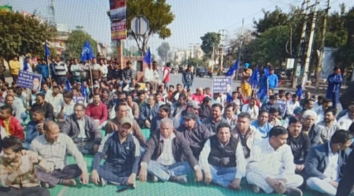 ਨੇਸ਼ਨਲ ਹਾਈਵੇ ਬੰਦ, ਭੀਮ ਆਰਮੀ ਦੇ ਆਗੂਆਂ ਨੇ ਧਰਨਾ ਲਗਾ ਕੇ ਕੀਤਾ ਜਾਮ, ਵਾਹਨਾਂ ਦੀਆਂ ਲੱਗੀਆਂ ਲੰਬੀਆਂ ਕਤਾਰਾਂ