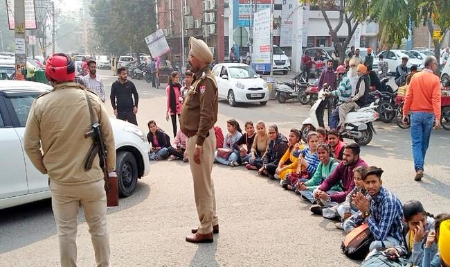 ਜਲੰਧਰ ‘ਚ ਸਕਾਲਰਸ਼ਿਪ ਲਈ ਵਿਦਿਆਰਥੀਆਂ ਨੇ ਘੇਰਿਆ ਡੀਸੀ ਦਫਤਰ