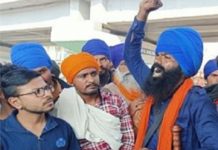 ਮੋਗਾ ‘ਚ ਲਾਸ਼ ਸੜਕ ਤੇ ਰੱਖ ਕੇ ਪੁਲਸ ਦੇ ਖਿਲਾਫ ਪ੍ਰਦਰਸ਼ਨ