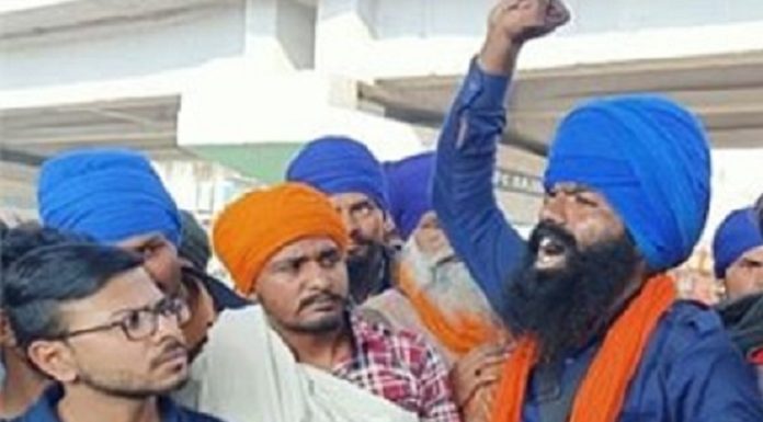 ਮੋਗਾ ‘ਚ ਲਾਸ਼ ਸੜਕ ਤੇ ਰੱਖ ਕੇ ਪੁਲਸ ਦੇ ਖਿਲਾਫ ਪ੍ਰਦਰਸ਼ਨ