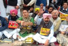 ਰੇਤ ਮਾਫ਼ੀਆ ਦੇ ਖ਼ਿਲਾਫ਼ ‘ਆਪ’ ਵਿਧਾਇਕਾਂ ਨੇ ਵਿਧਾਨ ਸਭਾ ਸਾਹਮਣੇ ਕੈਪਟਨ ਸਰਕਾਰ ਨੂੰ ਘੇਰਿਆ, ਜ਼ੋਰਦਾਰ ਪ੍ਰਦਰਸ਼ਨ