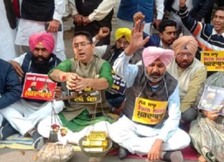 ਰੇਤ ਮਾਫ਼ੀਆ ਦੇ ਖ਼ਿਲਾਫ਼ ‘ਆਪ’ ਵਿਧਾਇਕਾਂ ਨੇ ਵਿਧਾਨ ਸਭਾ ਸਾਹਮਣੇ ਕੈਪਟਨ ਸਰਕਾਰ ਨੂੰ ਘੇਰਿਆ, ਜ਼ੋਰਦਾਰ ਪ੍ਰਦਰਸ਼ਨ