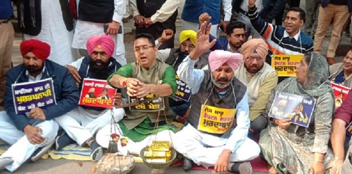 ਰੇਤ ਮਾਫ਼ੀਆ ਦੇ ਖ਼ਿਲਾਫ਼ ‘ਆਪ’ ਵਿਧਾਇਕਾਂ ਨੇ ਵਿਧਾਨ ਸਭਾ ਸਾਹਮਣੇ ਕੈਪਟਨ ਸਰਕਾਰ ਨੂੰ ਘੇਰਿਆ, ਜ਼ੋਰਦਾਰ ਪ੍ਰਦਰਸ਼ਨ