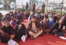 ਪੰਜਾਬ ਦੇ ਲੇਖਕਾਂ ਨੇ ਧਰਨਾ ਲਾ ਕਿਹਾ- ਅਸੀਂ ਕਾਗ਼ਜ਼ ਨਹੀਂ ਦਿਖਾਵਾਂਗੇ