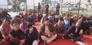 ਪੰਜਾਬ ਦੇ ਲੇਖਕਾਂ ਨੇ ਧਰਨਾ ਲਾ ਕਿਹਾ- ਅਸੀਂ ਕਾਗ਼ਜ਼ ਨਹੀਂ ਦਿਖਾਵਾਂਗੇ