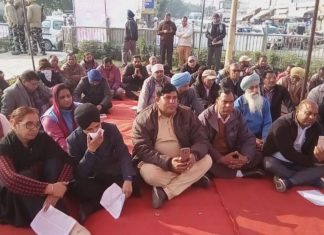 ਪੰਜਾਬ ਦੇ ਲੇਖਕਾਂ ਨੇ ਧਰਨਾ ਲਾ ਕਿਹਾ- ਅਸੀਂ ਕਾਗ਼ਜ਼ ਨਹੀਂ ਦਿਖਾਵਾਂਗੇ