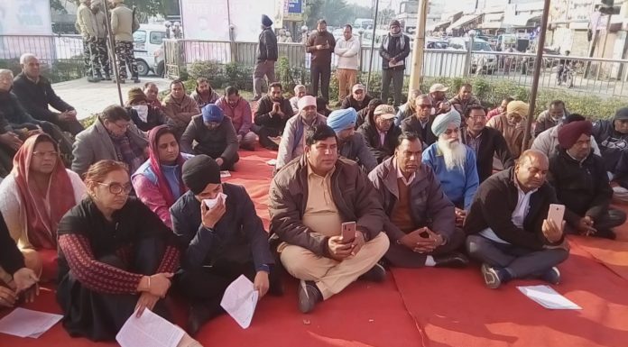 ਪੰਜਾਬ ਦੇ ਲੇਖਕਾਂ ਨੇ ਧਰਨਾ ਲਾ ਕਿਹਾ- ਅਸੀਂ ਕਾਗ਼ਜ਼ ਨਹੀਂ ਦਿਖਾਵਾਂਗੇ