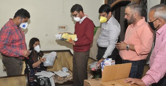 ਜਲੰਧਰ ‘ਚ ਮਾਸਕ-ਸੈਨੀਟਾਇਜ਼ਰ ਦੀ ਕਾਲਾ ਬਾਜ਼ਾਰੀ ਕਰਨ ਵਾਲਿਆਂ ‘ਤੇ ਛਾਪੇਮਾਰੀ, 7000 ਤੋਂ ਵੱਧ ਮਾਸਕ ਬਰਾਮਦ