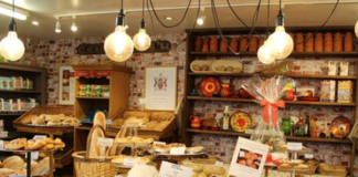 ਔਰਤ ਨੇ ਸਟੋਰ ‘ਤੇ ਮਾਰੀਆਂ ਛਿਕਾਂ, ਮਾਲਕ ਨੇ ਬਾਹਰ ਸੁੱਟਿਆ ਲੱਖਾਂ ਦਾ ਸਾਮਾਨ