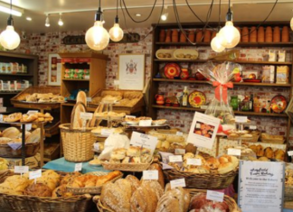 ਔਰਤ ਨੇ ਸਟੋਰ ‘ਤੇ ਮਾਰੀਆਂ ਛਿਕਾਂ, ਮਾਲਕ ਨੇ ਬਾਹਰ ਸੁੱਟਿਆ ਲੱਖਾਂ ਦਾ ਸਾਮਾਨ