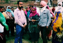 ਭੁੱਖਮਰੀ ਤੋਂ ਸਤੇ ਲੋਕਾਂ ਨੇ ਘੇਰਿਆ ਐੱਮਸੀ ਦਾ ਮੁੰਡਾ, ਕਹਿੰਦੇ ਪਾਓ ਕੜਿੱਕੀ ‘ਚ ਤਾਂ ਹੀ ਮਿਲੇਗਾ ਰਾਸ਼ਨ