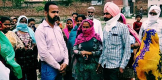 ਭੁੱਖਮਰੀ ਤੋਂ ਸਤੇ ਲੋਕਾਂ ਨੇ ਘੇਰਿਆ ਐੱਮਸੀ ਦਾ ਮੁੰਡਾ, ਕਹਿੰਦੇ ਪਾਓ ਕੜਿੱਕੀ ‘ਚ ਤਾਂ ਹੀ ਮਿਲੇਗਾ ਰਾਸ਼ਨ