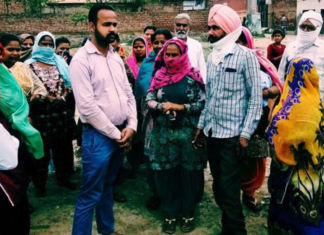 ਭੁੱਖਮਰੀ ਤੋਂ ਸਤੇ ਲੋਕਾਂ ਨੇ ਘੇਰਿਆ ਐੱਮਸੀ ਦਾ ਮੁੰਡਾ, ਕਹਿੰਦੇ ਪਾਓ ਕੜਿੱਕੀ ‘ਚ ਤਾਂ ਹੀ ਮਿਲੇਗਾ ਰਾਸ਼ਨ