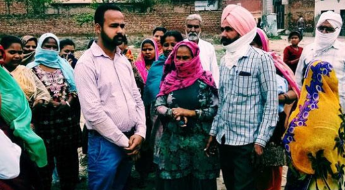 ਭੁੱਖਮਰੀ ਤੋਂ ਸਤੇ ਲੋਕਾਂ ਨੇ ਘੇਰਿਆ ਐੱਮਸੀ ਦਾ ਮੁੰਡਾ, ਕਹਿੰਦੇ ਪਾਓ ਕੜਿੱਕੀ ‘ਚ ਤਾਂ ਹੀ ਮਿਲੇਗਾ ਰਾਸ਼ਨ