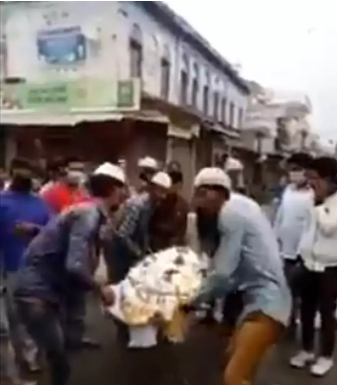 ਕੋਰੋਨਾ : ਰਿਸ਼ਤੇਦਾਰ ਨਹੀਂ ਆਏ, ਮੁਸਲਮਾਨਾਂ ਨੇ ਅਰਥੀ ਨੂੰ ਦਿੱਤਾ ਮੋਢਾ, ਰਾਮ ਨਾਮ ਸਤ ਕਰਦੇ ਲੈ ਗਏ ਸ਼ਮਸ਼ਾਨ ਘਾਟ