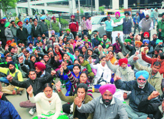 ਕੋਰੋਨਾ ਦਾ ਕਹਿਰ : ਬੀ.ਐੱਡ ਅਧਿਆਪਕਾਂ ਵੱਲੋਂ ਮੋਤੀ-ਮਹਿਲ ਦਾ ਘਿਰਾਓ ਕੀਤਾ ਡੀਲੇਅ