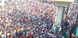 ਲਾਕਡਾਊਨ ਖਤਮ ਹੋਣ ਦੀ ਉਮੀਦ ‘ਚ ਮੁੰਬਈ ਸਟੇਸ਼ਨ ‘ਤੇ ਲੱਗੀ ਮਜ਼ਦੂਰਾਂ ਦੀ ਭੀੜ, ਪੁਲਿਸ ਨੇ ਕੀਤਾ ਲਾਠੀਚਾਰਜ