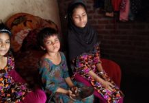 ਤਿੰਨ ਮਾਸੂਮ ਭੈਣਾਂ ਨੂੰ ਛੱਡ ਕੇ ਚਲੇ ਗਏ ਮਾਪੇ, ਕੋਈ ਮਦਦ ਨਹੀਂ ਪਹੁੰਚੀ – ਤੰਗੀ ‘ਚ ਜਿੰਦਗੀ ਬਸਰ ਕਰਨ ਨੂੰ ਮਜ਼ਬੂਰ