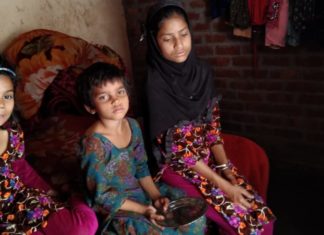 ਤਿੰਨ ਮਾਸੂਮ ਭੈਣਾਂ ਨੂੰ ਛੱਡ ਕੇ ਚਲੇ ਗਏ ਮਾਪੇ, ਕੋਈ ਮਦਦ ਨਹੀਂ ਪਹੁੰਚੀ – ਤੰਗੀ ‘ਚ ਜਿੰਦਗੀ ਬਸਰ ਕਰਨ ਨੂੰ ਮਜ਼ਬੂਰ