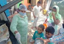 ਵਾਇਸ ਆਫ਼ ਵੂਮੈਨ ਰੂਬੀ ਗੁਪਤਾ ਦੀ ਅਗਵਾਈ ਹੇਠ ਗਰੀਬ ਬਸਤੀਆਂ ‘ਚ ਵਰਤਾਇਆ ਜਾ ਰਿਹੈ ਲੰਗਰ