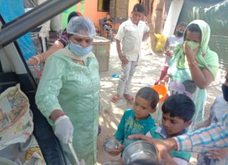 ਵਾਇਸ ਆਫ਼ ਵੂਮੈਨ ਰੂਬੀ ਗੁਪਤਾ ਦੀ ਅਗਵਾਈ ਹੇਠ ਗਰੀਬ ਬਸਤੀਆਂ ‘ਚ ਵਰਤਾਇਆ ਜਾ ਰਿਹੈ ਲੰਗਰ