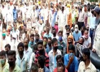 ਪ੍ਰਸ਼ਾਸਨ ਦੀਆਂ ਹਿਦਾਇਤਾਂ ਦੀ ਸਬਜ਼ੀ ਵਾਲਿਆਂ ਨੇ ਉਡਾਇਆਂ ਧੱਜੀਆਂ, ਪਾਸ ਨਹੀਂ ਬਣਨ ਕਰਕੇ ਦਿੱਤਾ ਧਰਨਾ