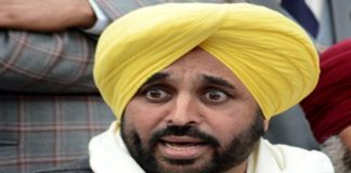 ਡੇਰਾ ਮੁਖੀ ਨੂੰ ਪੋਸ਼ਾਕ ਦੀ ਸੌਗਾਤ ਮਾਮਲੇ ‘ਚ ਭਗਵੰਤ ਮਾਨ ਨੇ ਬਾਦਲਾਂ ਤੇ ਮਜੀਠੀਆਂ ਦੇ ਪਾਸਪੋਰਟ ਜਬਤ ਕਰਨ ਦੀ ਕੀਤੀ ਮੰਗ – ਕਿਹਾ, ਬਾਦਲਾਂ ਦੀ ਚੁੱਪੀ ਅੱਧਾ ਕਬੂਲਨਾਮਾ