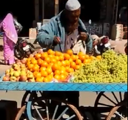 ਮੁਸਲਮਾਨ ਆਦਮੀ ਦੇ ਹੱਥ ਚੱਟਣ ਦੀ ਵਾਈਰਲ ਵੀਡੀਓ ਦਾ ਜਾਣੋ ਅਸਲ ਸੱਚ