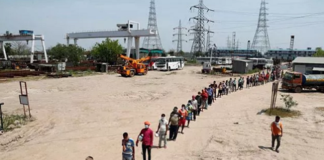 ਲੌਕਡਾਊਨ ਦੇ ਵਾਧੇ ਨਾਲ ਦੋ ਵਕਤ ਦਾ ਖਾਣਾ ਇਕੱਠਾ ਕਰਨ ਵਾਲਿਆਂ ਦੀ ਵੱਧ ਰਹੀ ਕਤਾਰ