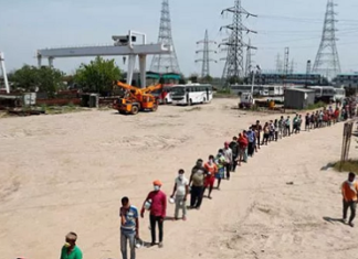 ਲੌਕਡਾਊਨ ਦੇ ਵਾਧੇ ਨਾਲ ਦੋ ਵਕਤ ਦਾ ਖਾਣਾ ਇਕੱਠਾ ਕਰਨ ਵਾਲਿਆਂ ਦੀ ਵੱਧ ਰਹੀ ਕਤਾਰ