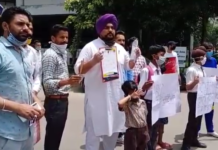 ਸਕੂਲਾਂ ਵਲੋਂ ਫੀਸਾਂ ਮੰਗਣ ਦੇ ਖਿਲਾਫ ਖੂਨ ਨਾਲ ਮੰਗ-ਪੱਤਰ ਲਿਖ ਕੇ ਸਰਕਾਰ ਨੂੰ ਭੇਜਿਆ