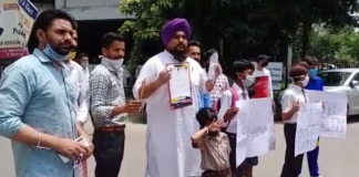 ਸਕੂਲਾਂ ਵਲੋਂ ਫੀਸਾਂ ਮੰਗਣ ਦੇ ਖਿਲਾਫ ਖੂਨ ਨਾਲ ਮੰਗ-ਪੱਤਰ ਲਿਖ ਕੇ ਸਰਕਾਰ ਨੂੰ ਭੇਜਿਆ
