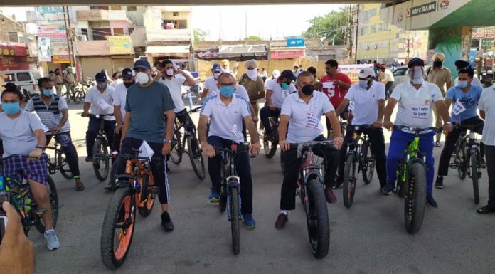 ਮੋਗਾ ‘ਚ ਡੀਸੀ ਤੇ ਐਸਐਸਪੀ ਨੇ ਚਲਾਈ ਸਾਈਕਲ, ਲੋਕਾਂ ਨੂੰ ਵਾਤਾਵਰਨ ਬਚਾਉਣ ਅਤੇ ਸਾਈਕਲ ਚਲਾਉਣ ਲਈ ਕੀਤਾ ਪ੍ਰੇਰਿਤ