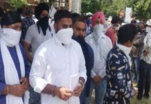 ਜਲੰਧਰ ‘ਚ ਫੀਸਾਂ ਦੇ ਮਾਮਲੇ ਨੂੰ ਲੈ ਕੇ ਡੀਸੀ ਦਫਤਰ ਅੱਗੇ ਪ੍ਰਦਰਸ਼ਨ, ਵਿਦਿਆਰਥੀਆਂ ਨੇ ਮੁੱਖਮੰਤਰੀ ਦੇ ਨਾਂ ਡੀਸੀ ਨੂੰ ਸੌਂਪਿਆ ਮੰਗ-ਪੱਤਰ