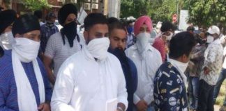 ਜਲੰਧਰ ‘ਚ ਫੀਸਾਂ ਦੇ ਮਾਮਲੇ ਨੂੰ ਲੈ ਕੇ ਡੀਸੀ ਦਫਤਰ ਅੱਗੇ ਪ੍ਰਦਰਸ਼ਨ, ਵਿਦਿਆਰਥੀਆਂ ਨੇ ਮੁੱਖਮੰਤਰੀ ਦੇ ਨਾਂ ਡੀਸੀ ਨੂੰ ਸੌਂਪਿਆ ਮੰਗ-ਪੱਤਰ