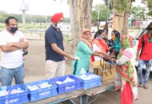 ਭਾਜਪਾ ਮਹਿਲਾ ਮੋਰਚਾ ਨੇ ਅੱਜ 500 ਗਰੀਬ ਲੌਕਾਂ ਨੂੰ ਮਾਸਕ, ਸੈਨੇਟਾਇਜ਼ਰ ਅਤੇ ਗਰਮੀ ਤੋਂ ਰਾਹਤ ਲਈ ਲੱਸੀ ਵੰਡੀ